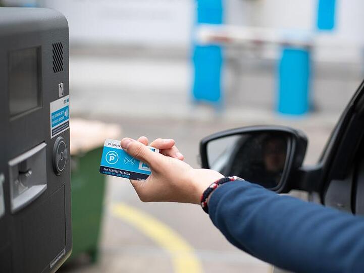 Klassisch: Mit der Parkkarte wird die Schranke geöffnet.