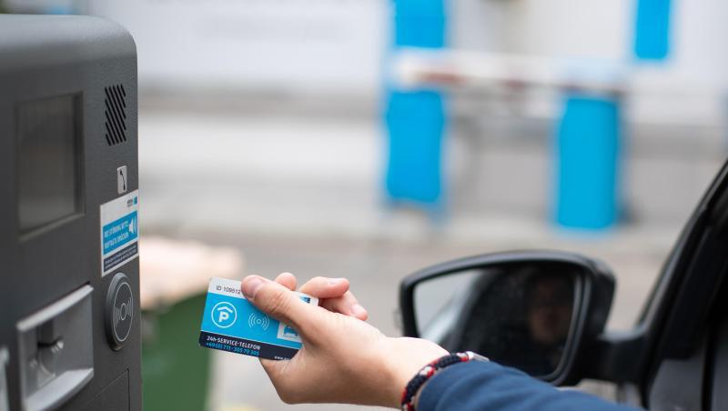 Klassisch: Mit der Parkkarte wird die Schranke geöffnet. Klassisch: Mit der Parkkarte wird die Schranke geöffnet.