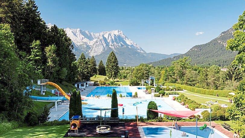 Toller Ausblick - aber an die 50 Jahre alt: das Freibad in Farchant. Dank der Millionen aus dem Bundesprogramm kann es nun saniert werden.