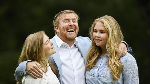 König Willem-Alexander der Niederlande (M), mit seinen Töchtern Prinzessin Ariane (l) und Kronprinzessin Catharina-Amalia im Sommer 2020 in Den Haag.