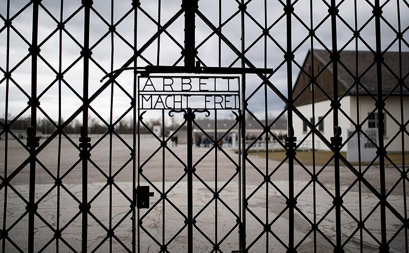 In der Gedenkstätte des ehemaligen Konzentrationslagers Dachau hat ein rechtsextremer Blogger den Holocaust relativiert. Jetzt wurde er verurteilt. (Symbolbild)