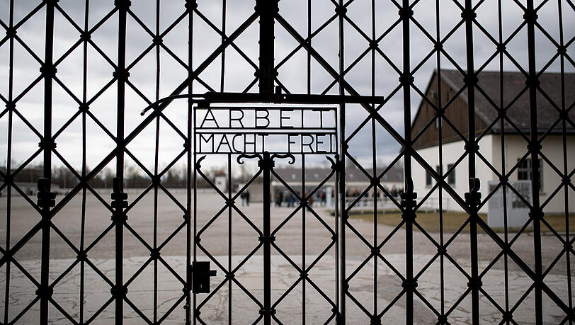 In der Gedenkstätte des ehemaligen Konzentrationslagers Dachau hat ein rechtsextremer Blogger den Holocaust relativiert. Jetzt wurde er verurteilt. (Symbolbild) In der Gedenkstätte des ehemaligen Konzentrationslagers Dachau hat ein rechtsextremer Blogger den Holocaust relativiert. Jetzt wurde er verurteilt. (Symbolbild)