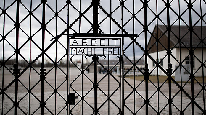 In der Gedenkstätte des ehemaligen Konzentrationslagers Dachau hat ein rechtsextremer Blogger den Holocaust relativiert. Jetzt wurde er verurteilt. (Symbolbild)