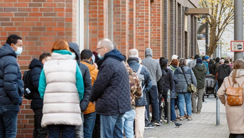 Eine lange Schlange von Impfwilligen wartet vor einem Impfzentrum in Hamburg.