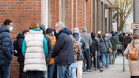 Eine lange Schlange von Impfwilligen wartet vor einem Impfzentrum in Hamburg.