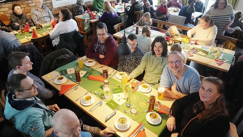 Brauerei-Gründer Steffen Marx (2. v. r.) gibt sich gerührt: "Ich bin den Tränen nahe", sagt er bei der Aktion. Brauerei-Gründer Steffen Marx (2. v. r.) gibt sich gerührt: "Ich bin den Tränen nahe", sagt er bei der Aktion.