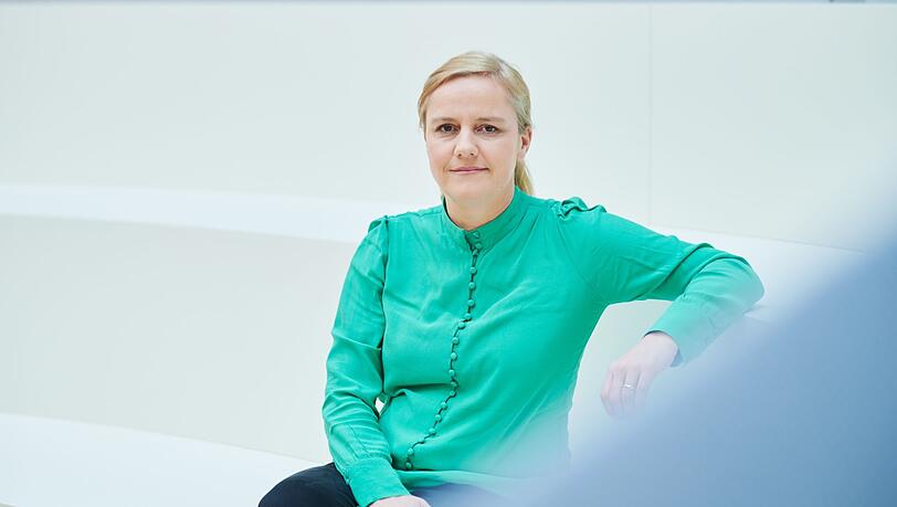 Katharina Frömsdorf, Geschäftsführerin von Joyn, sitzt nach einem Interview im Newsroom der dpa.