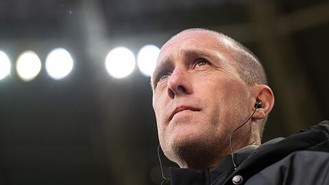 Joe Enochs, Trainer von Regensburg, steht im Stadion.