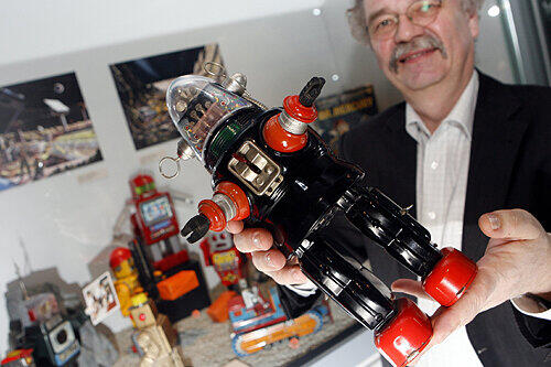 Museumsleiter Helmut Schwarz mit dem &bdquo;Mechanized Robot&ldquo;, einem japanischen Spielzeug-Roboter aus den 50er Jahren.