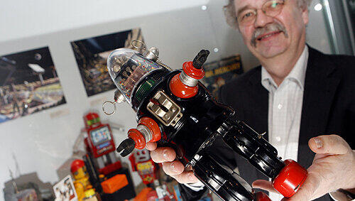 Museumsleiter Helmut Schwarz mit dem &bdquo;Mechanized Robot&ldquo;, einem japanischen Spielzeug-Roboter aus den 50er Jahren.