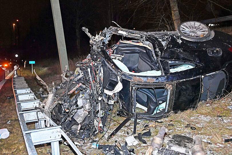Erst nach 50 Metern und mehrfachen &Uuml;berschl&auml;gen blieb der Rest des Wracks auf der Seite liegen.