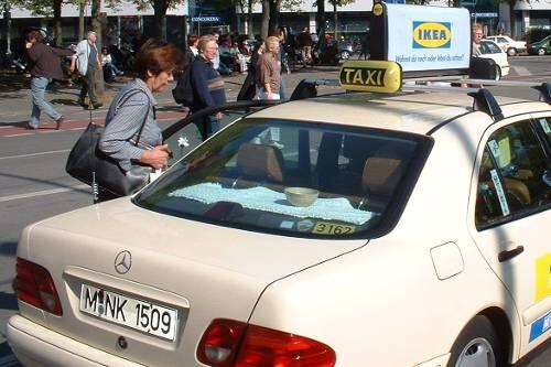 Geht es nach der Genossenschaft Taxi-München soll Dachwerbung wie diese verboten werden.