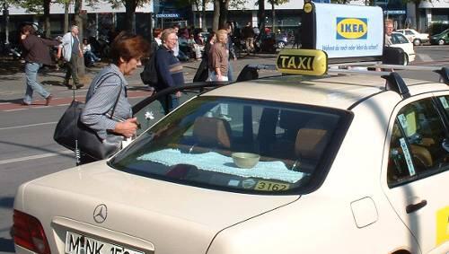Geht es nach der Genossenschaft Taxi-München soll Dachwerbung wie diese verboten werden. Geht es nach der Genossenschaft Taxi-München soll Dachwerbung wie diese verboten werden.