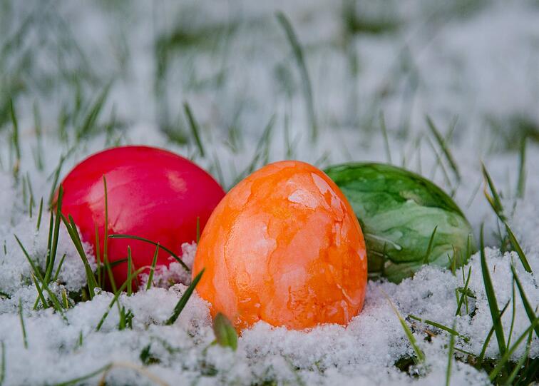 Ostereier im Schnee: In Deutschland hat das Aprilwetter zugeschlagen.