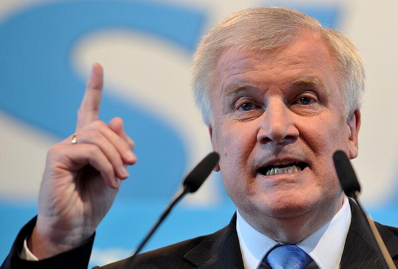 Horst Seehhofer (Ministerpräsident Bayern): &bdquo;Ich weiß, dass ein Verfahren läuft. Ich bin darüber bereits seit geraumer Zeit
informiert. Das müssen jetzt die Justiz- und Finanzbehörden regeln. Er wird behandelt wie jeder andere Bürger auch.&ldquo;