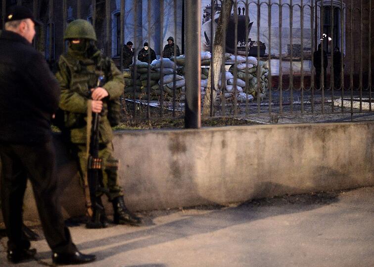 Konfrontation zwischen russischen und ukrainischen Soldaten vor einer Navy-Basis in Simferopol: die Bilder.