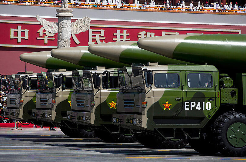 Bei der größten Militärparade seiner Geschichte hat China seine neuen Superwaffen präsentiert.