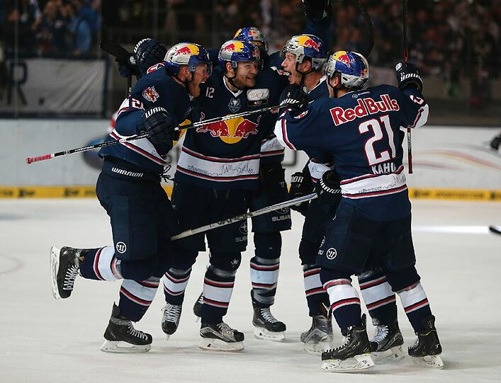 Der EHC Red Bull München feiert den Finaleinzug.