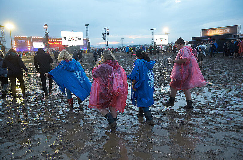 Bei einem Blitzeinschlag auf dem "Rock am Ring"-Festival wurden 51 Menschen verletzt - 15 davon schwer. Zwei Personen mussten reanimiert werden.