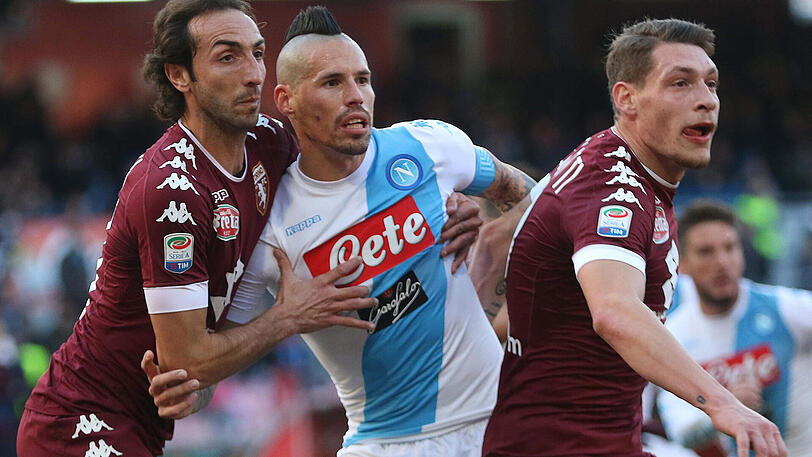 Der aktuelle Star im Team des SSC Neapel ist Marek Hamsik: Der 30 Jahre alte Slowake (Mitte) spielt seit zehn Jahren für den Klub und ist mittlerweile, wie im Nationalteam, Kapitän. In 452 Spielen hat er 113 Tore für Napoli erzielt &ndash; damit ist er nur noch zwei Treffer von Maradonas Torrekord entfernt.