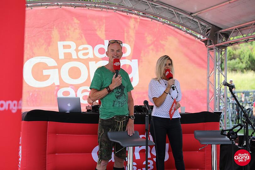 Sorgen für Moderation und Musik: Mike Thiel mit Kollegin Natalie.