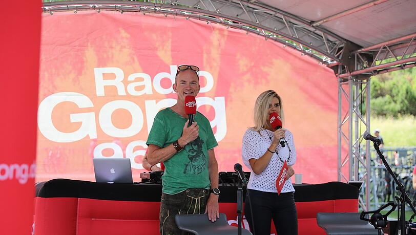 Sorgen für Moderation und Musik: Mike Thiel mit Kollegin Natalie. Sorgen für Moderation und Musik: Mike Thiel mit Kollegin Natalie.
