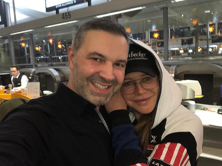 Manager Pedro da Silva (Connections PR) mit Dschungelcamperin Doreen Dietel.