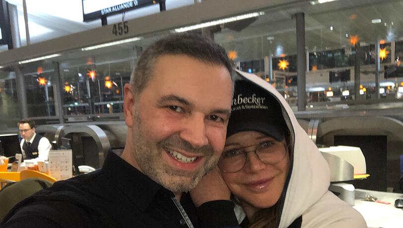 Manager Pedro da Silva (Connections PR) mit Dschungelcamperin Doreen Dietel. Manager Pedro da Silva (Connections PR) mit Dschungelcamperin Doreen Dietel.