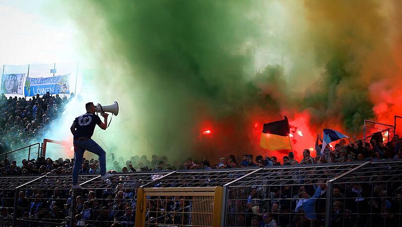 Zu Beginn der zweiten Halbzeit gegen Rostock brannten Fans des TSV 1860 Pyrotechnik ab.