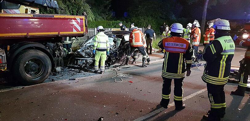 Der Mann ist mit seinen Wagen in einen parkenden Lkw gekracht.