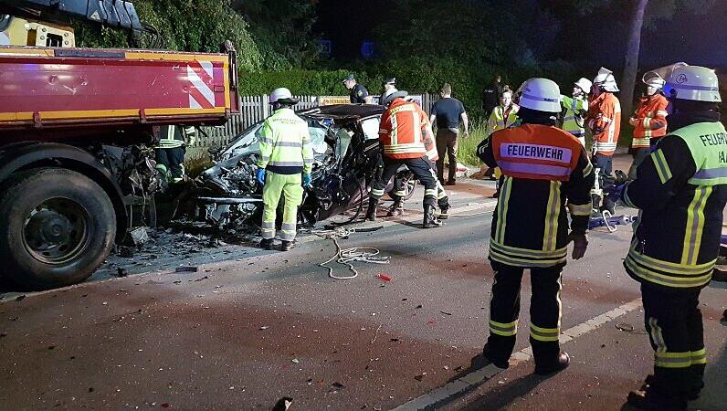 Der Mann ist mit seinen Wagen in einen parkenden Lkw gekracht. Der Mann ist mit seinen Wagen in einen parkenden Lkw gekracht.