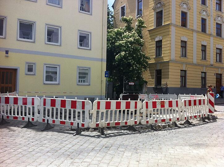 Einer der Bauzäune vor dem Wohnhaus.