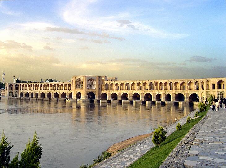 Isfahan im Iran gilt als die "Perle des Orients" &ndash; mit vielen Prachtbauten wie die Khwaju-Brücke über den Fluss Zayandeh Rud.