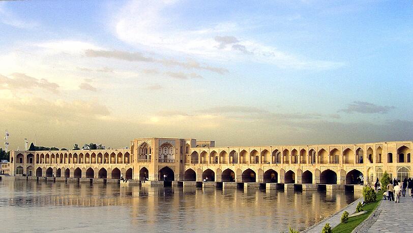 Isfahan im Iran gilt als die "Perle des Orients" – mit vielen Prachtbauten wie die Khwaju-Brücke über den Fluss Zayandeh Rud. Isfahan im Iran gilt als die "Perle des Orients" – mit vielen Prachtbauten wie die Khwaju-Brücke über den Fluss Zayandeh Rud.