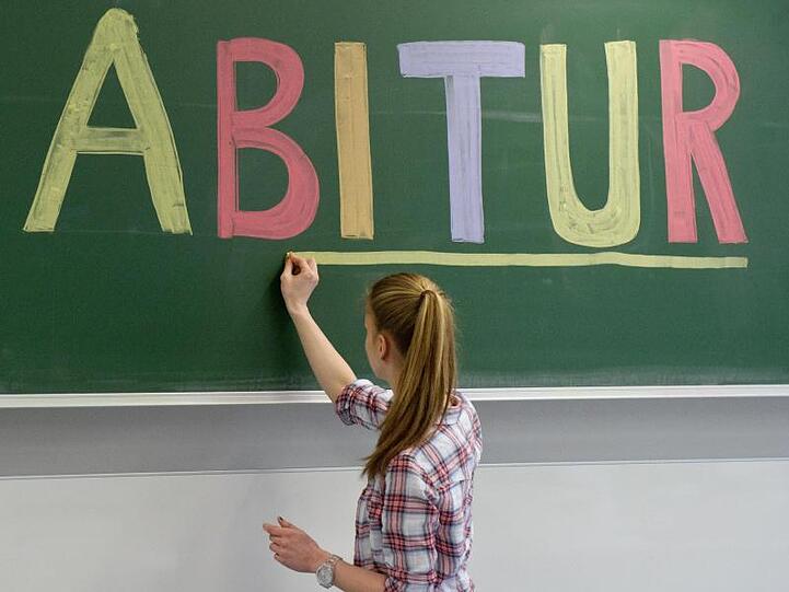 Eine Schülerin unterstreicht das Wort "Abitur" an der Tafel. Foto: picture alliance / dpa/Symbolbild