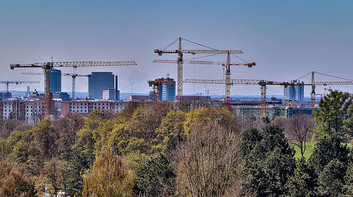 Corona lässt Büros verwaisen? In München steigen die Preise trotzdem weiter. Und es wird sogar noch gebaut - wenn sich irgendwo ein freies Fleckerl findet.