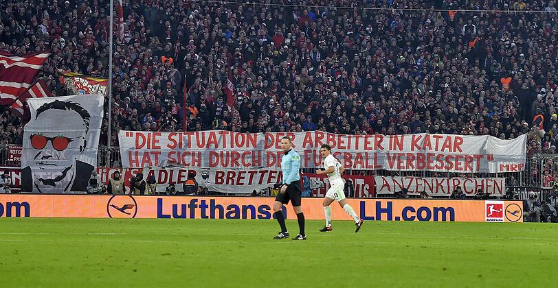 Januar 2018: Fans kritisieren Rummenigge für seine Aussage, wonach sich die Lage der Arbeiter in Katar durch den Fußball verbessert habe, und stellen das Konterfei des damaligen Vorstandsvorsitzenden mit blutroten Brillengläsern dar.