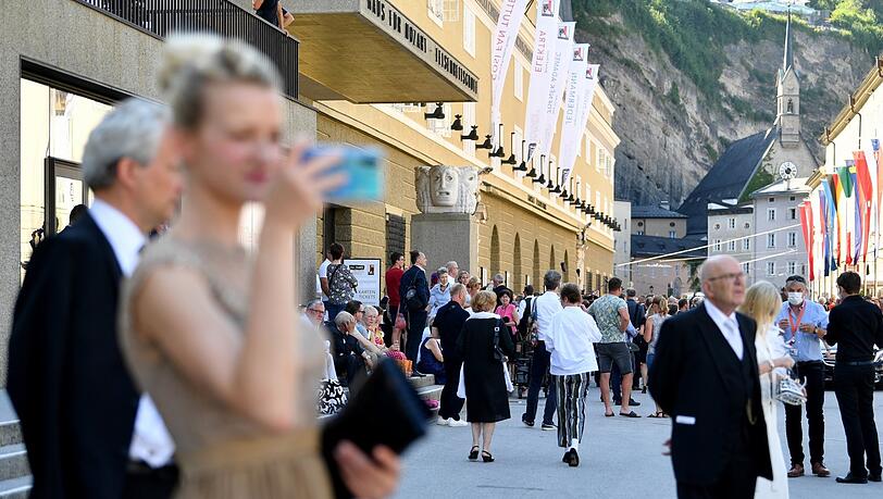 Besucher und Schaulustige vor dem Großen Festspielhaus in Salzburg.