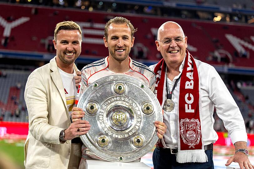 Betreuen Bayern-Torj&auml;ger Harry Kane: Charlie Kane (links) und Pat Kane (rechts), hier auf der Meisterfeier 2025.
