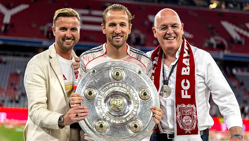 Betreuen Bayern-Torjäger Harry Kane: Charlie Kane (links) und Pat Kane (rechts), hier auf der Meisterfeier 2025. Betreuen Bayern-Torjäger Harry Kane: Charlie Kane (links) und Pat Kane (rechts), hier auf der Meisterfeier 2025.