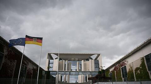 Dunkle Wolken &uuml;ber der Union und Kanzler Merz: Die gro&szlig;e Mehrheit ist unzufrieden, die Umfragewerte sind im Keller.