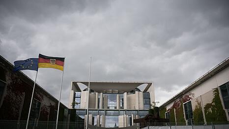 Dunkle Wolken &uuml;ber der Union und Kanzler Merz: Die gro&szlig;e Mehrheit ist unzufrieden, die Umfragewerte sind im Keller.