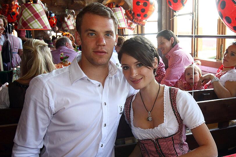 Manuel Neuer hält seine Freundin Katrin fest im Arm.
