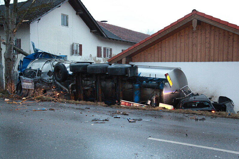 Ein mit 25 Tonnen Rahm beladener Lkw stößt am Sonntagmorgen mit einem BMW zusammen, stürzt in einen Graben und begräbt das Auto halb unter sich.