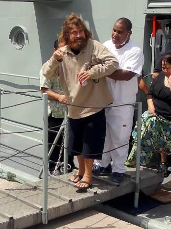 Noch etwas wacklig auf den Füßen: Jose Alvarenga verlässt das Schiff, das ihn von dem winzigen Atoll in der Südsee nach Majuro gebracht hat.