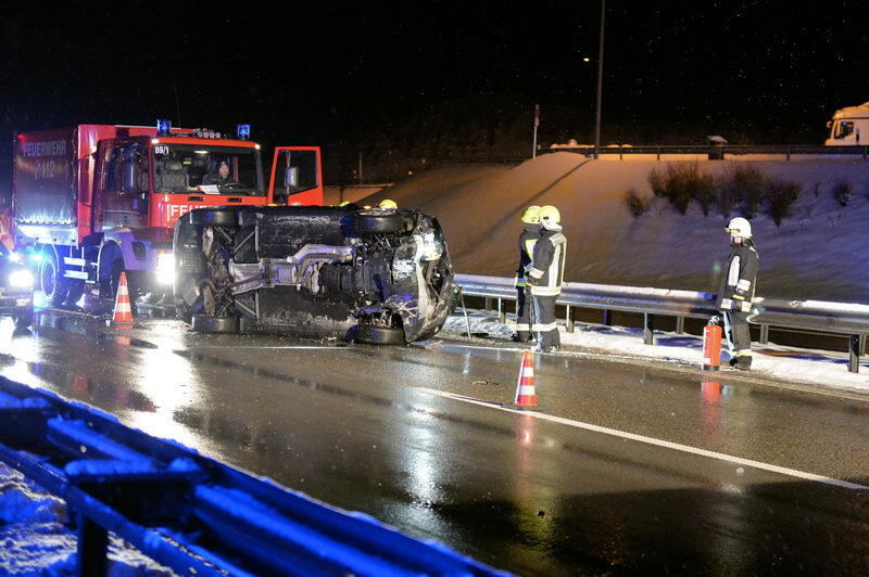 junge Frau prallte mit ihrem Fahrzeug gegen einen Anpralldämpfer.