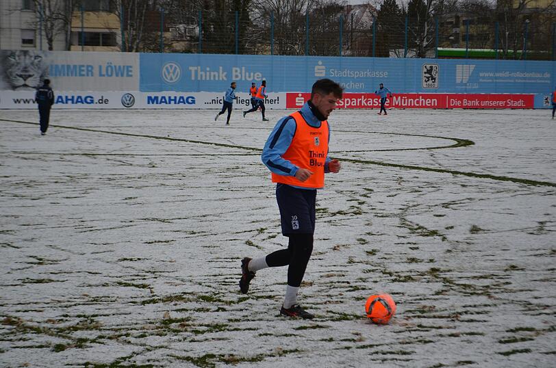 Die Löwen im Schnee: Der TSV 1860 musste am Freitag vor Beginn des Trainingslagers auf weißem - und nicht wie gewohnt auf grünem - Untergrund trainieren.