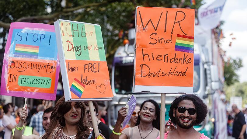 Hamburg: Queer Refugees, schwule, lesbische und queere Flüchtlinge, bedanken sich auf der Parade zum Christopher Street Day (CSD) mit Schildern mit Aufschriften wie «Ich bin Drag und kann hier frei leben», oder «Wir sind hier! Danke Deutschland» für den ihnen gewährten Asyl-Schutz. (Symbolbild)