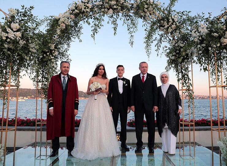 Zur Hochzeit von Mesut Özil und Schauspielerin Amine Gülse kam neben Erdogan und dessen Frau Emine auch Ali Yerlikaya (li.), der vorübergehende Bürgermeister von Istanbul.
