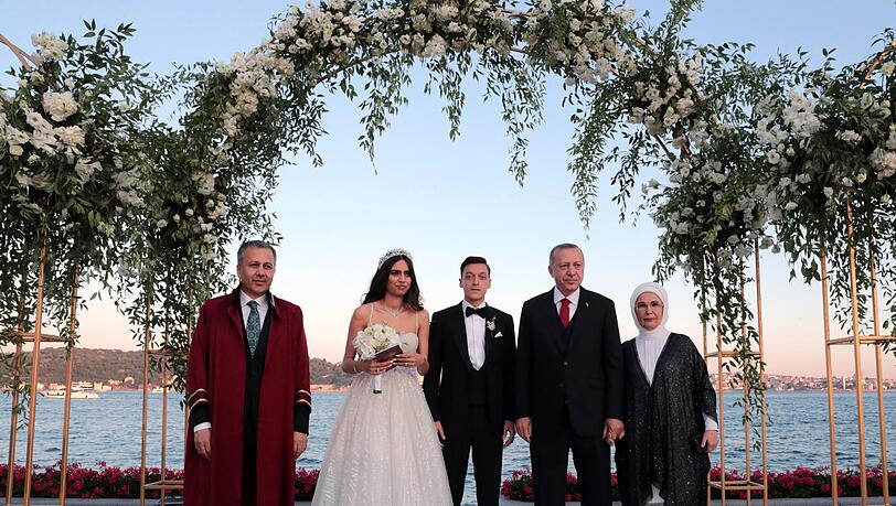 Zur Hochzeit von Mesut Özil und Schauspielerin Amine Gülse kam neben Erdogan und dessen Frau Emine auch Ali Yerlikaya (li.), der vorübergehende Bürgermeister von Istanbul. Zur Hochzeit von Mesut Özil und Schauspielerin Amine Gülse kam neben Erdogan und dessen Frau Emine auch Ali Yerlikaya (li.), der vorübergehende Bürgermeister von Istanbul.